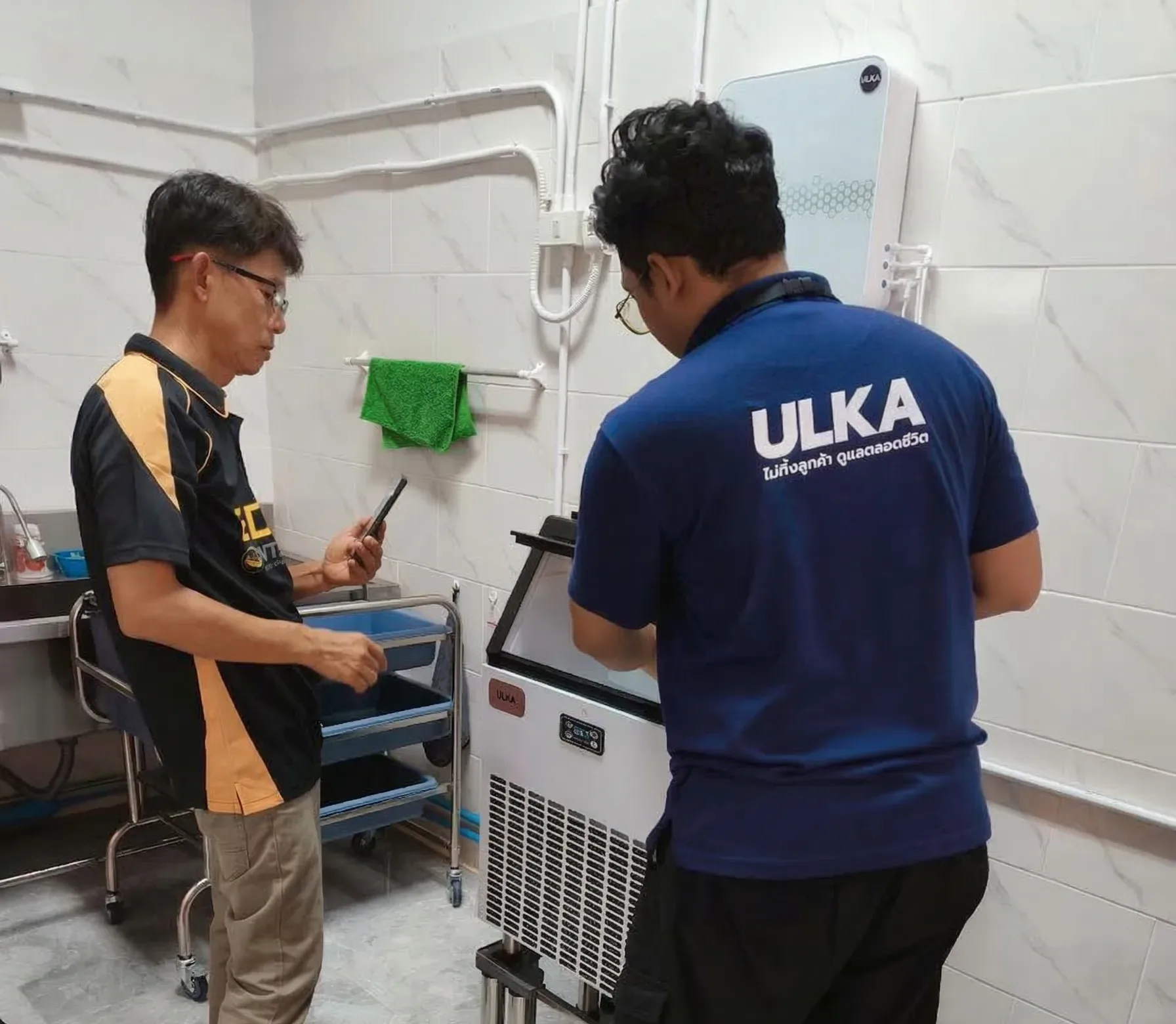 ภาพการติดตั้งเครื่องทำน้ำแข็งหน้างานฟรี โดยทีมช่างผู้เชี่ยวชาญ ULKA
