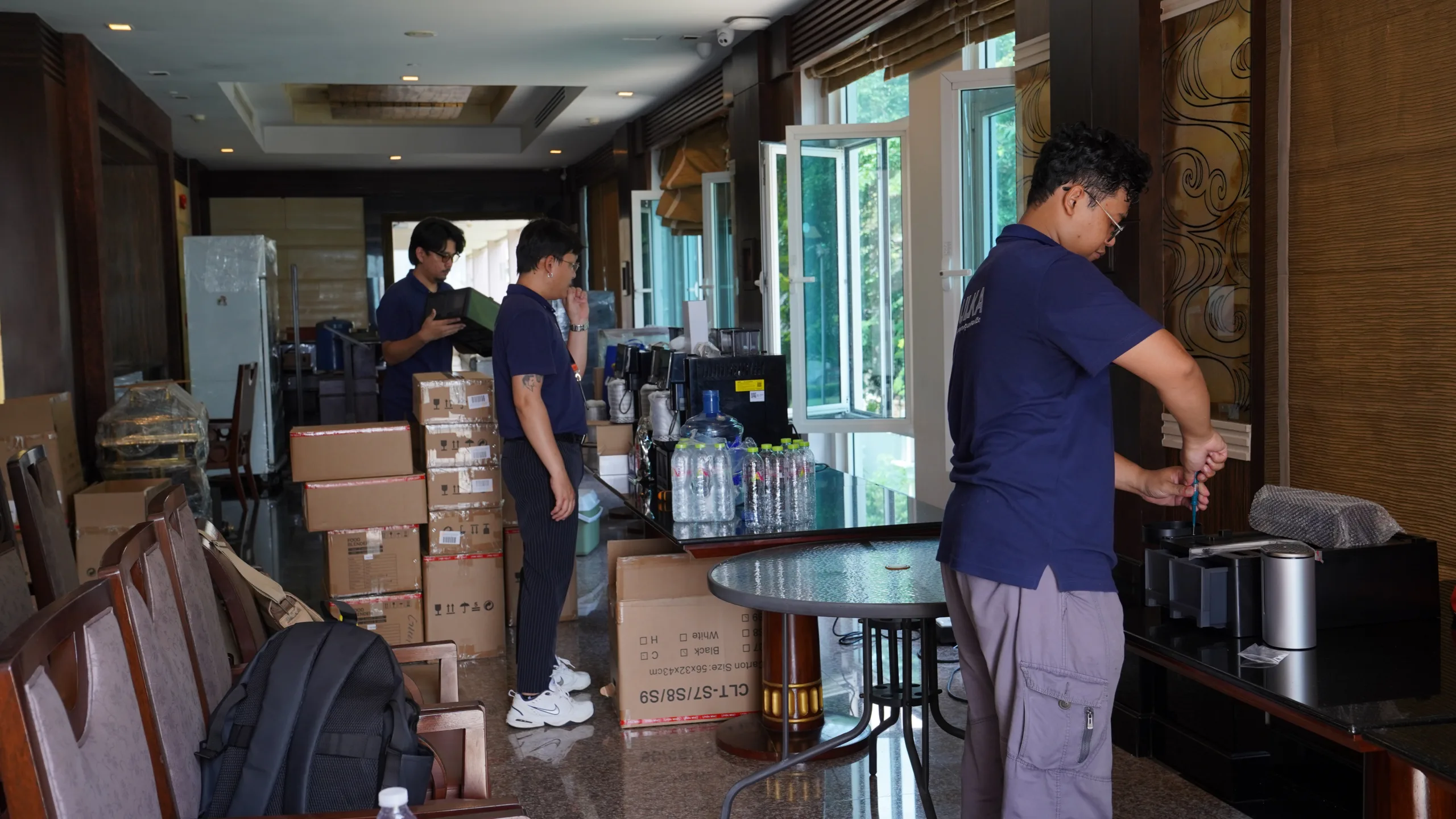 ทีม ULKA ทำงานติดตั้งอุปกรณ์ภายใน Grand Pacific Sovereign Resort & Spa ชะอำ