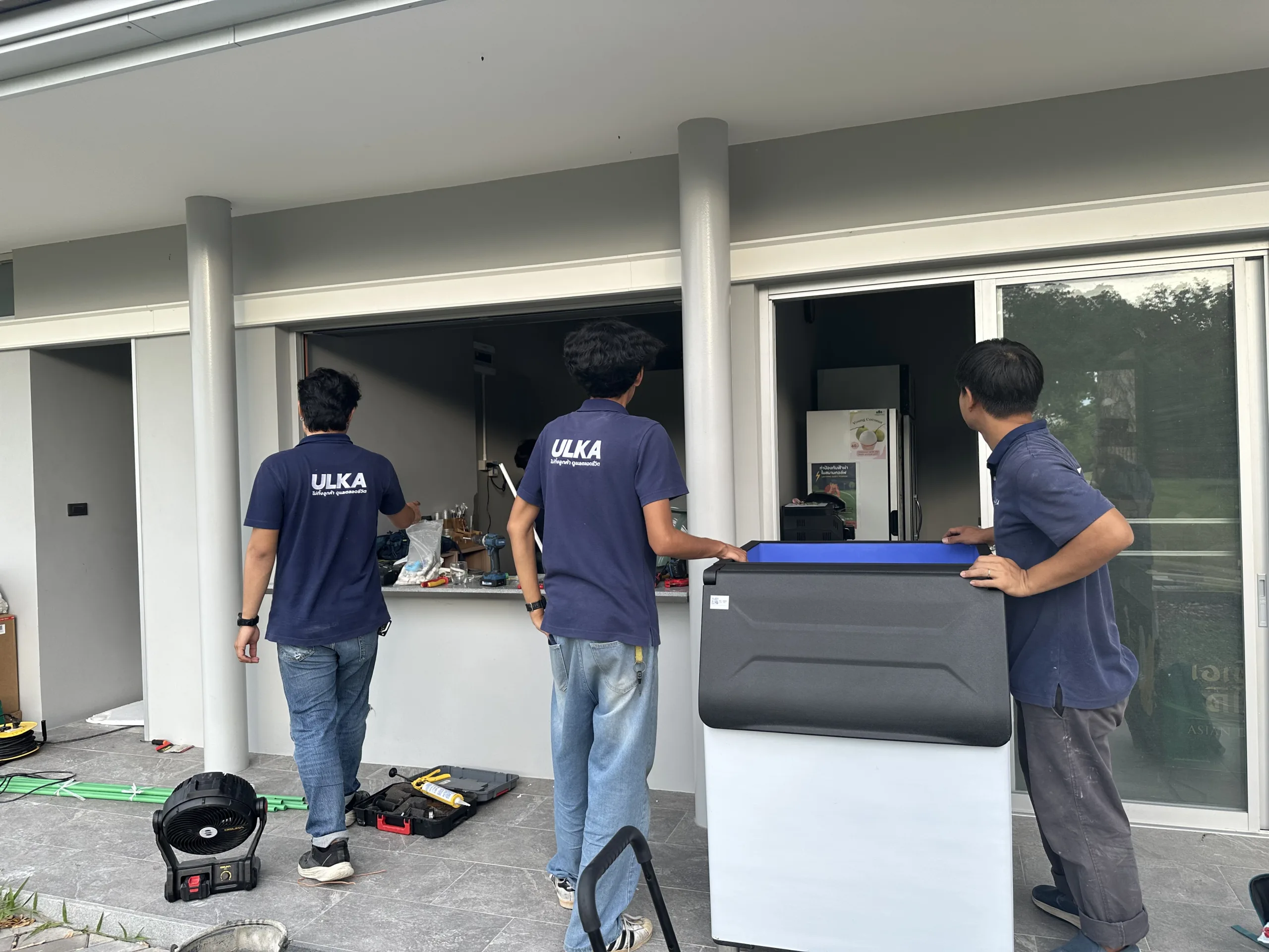 ทีม ULKA นำเครื่องผ่านช่องเปิดเข้าสู่จุดบริการ