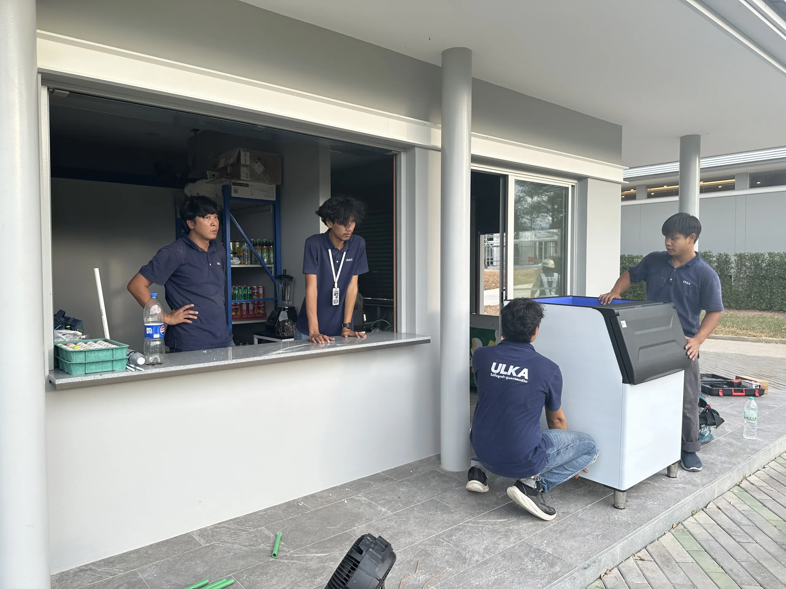 ทีม ULKA และเครื่องทำน้ำแข็งในจุดบริการของ Greenwood Golf Club