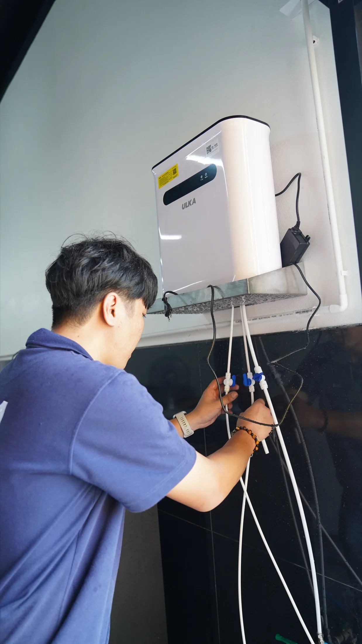ทีมงานเชื่อมต่อระบบน้ำให้เครื่องทำน้ำแข็ง ULKA 220F