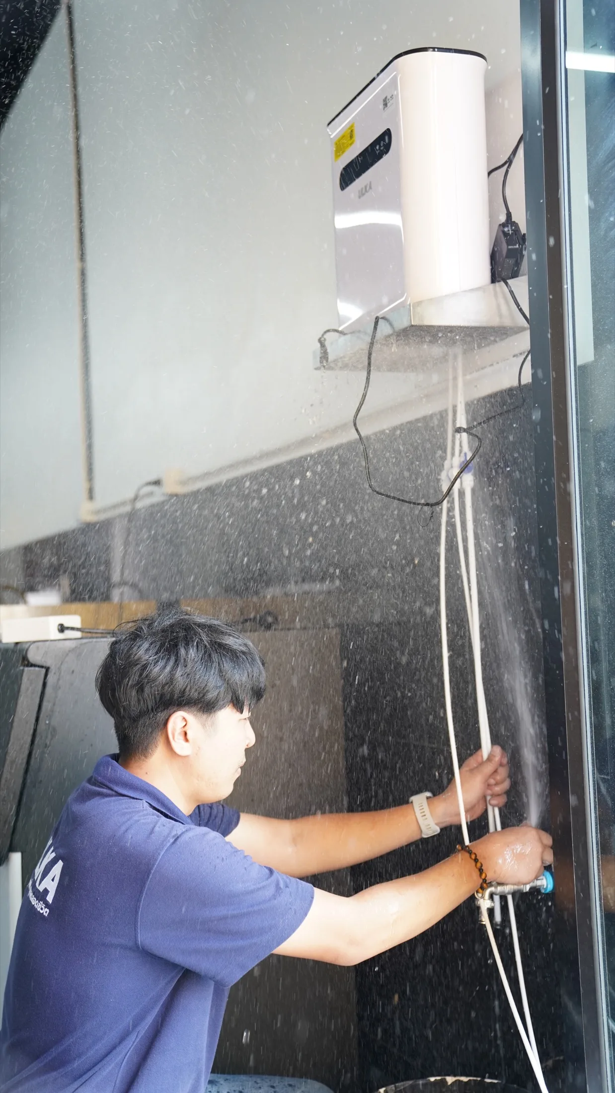 การเชื่อมต่อระบบน้ำของเครื่องทำน้ำแข็งที่ร้านเจ๊มิ้ง