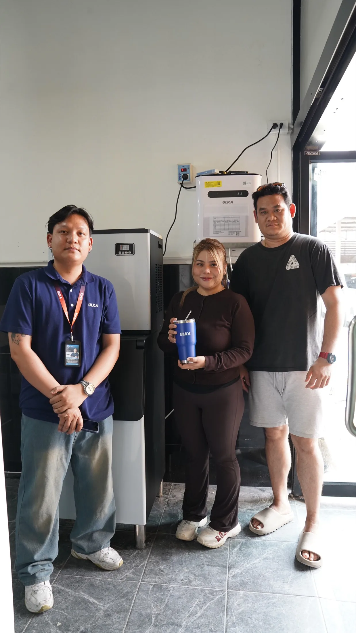 เจ้าของร้านและทีมงานหลังติดตั้งเครื่องทำน้ำแข็ง ULKA 220F