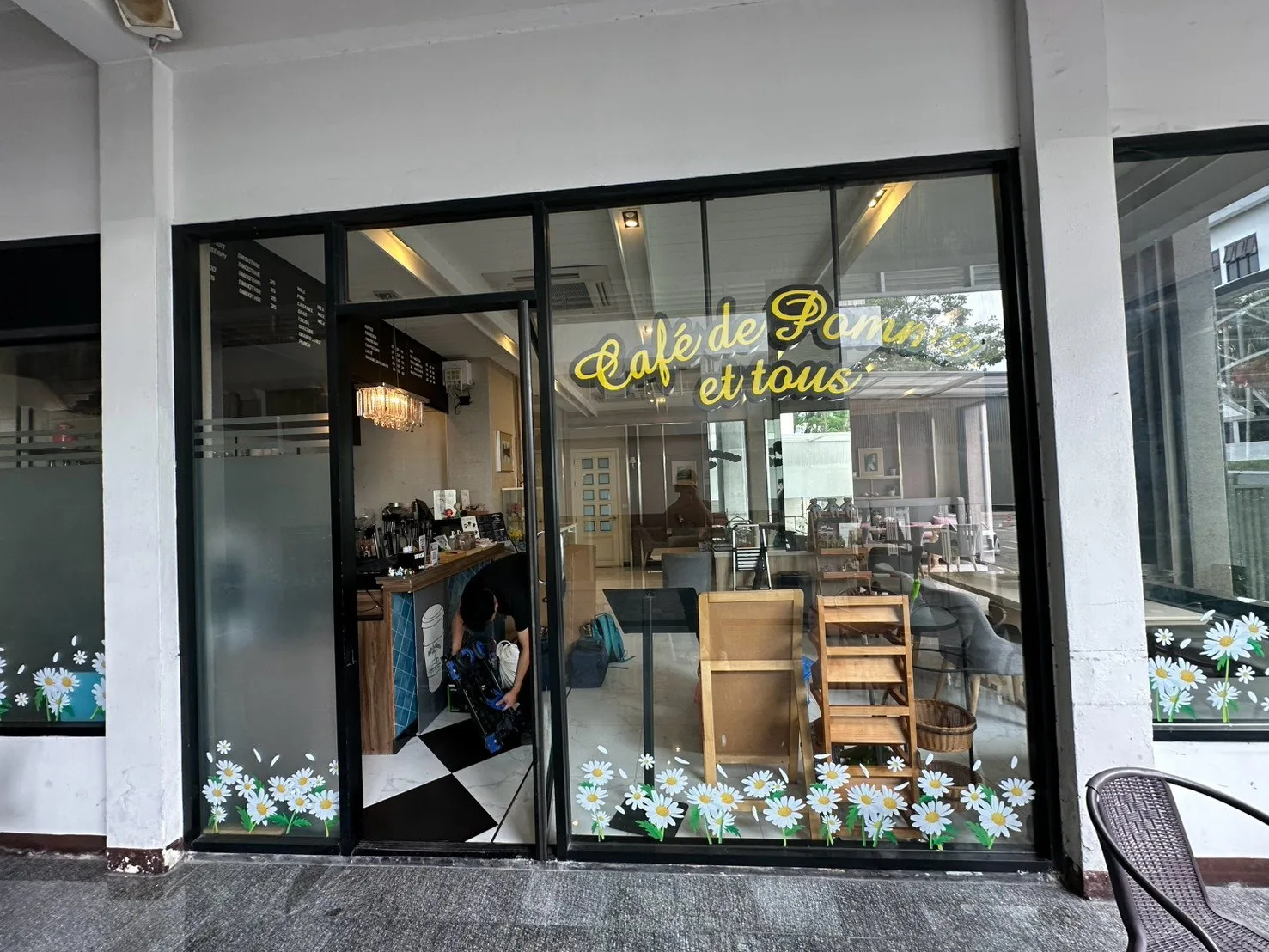 ร้านกาแฟ กองทัพภาคที่ 1: หน้าร้านกาแฟที่เข้าติดตั้ง