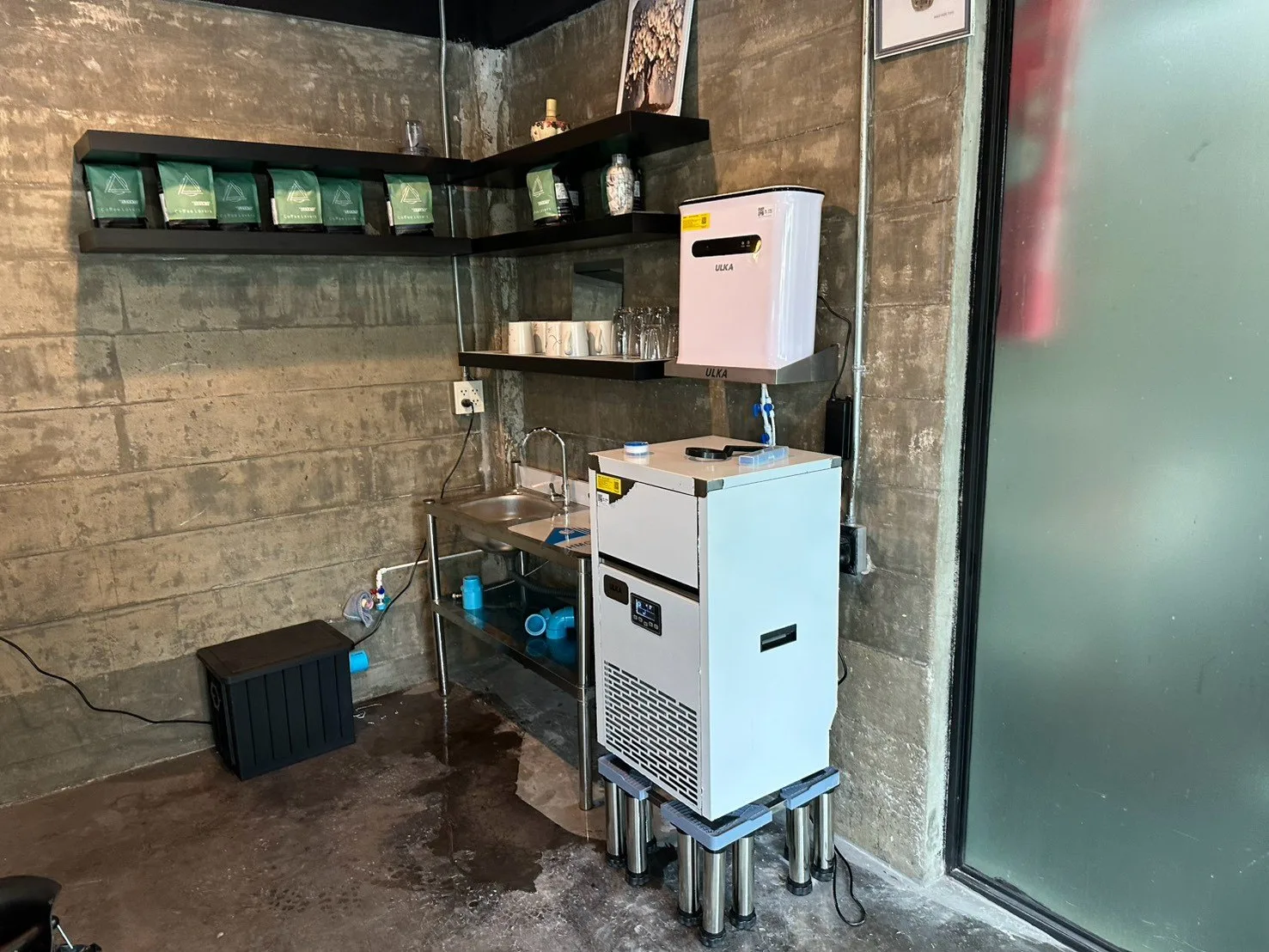 BANA Cafe: เครื่องทำน้ำแข็งและชุดกรองน้ำภายในร้าน