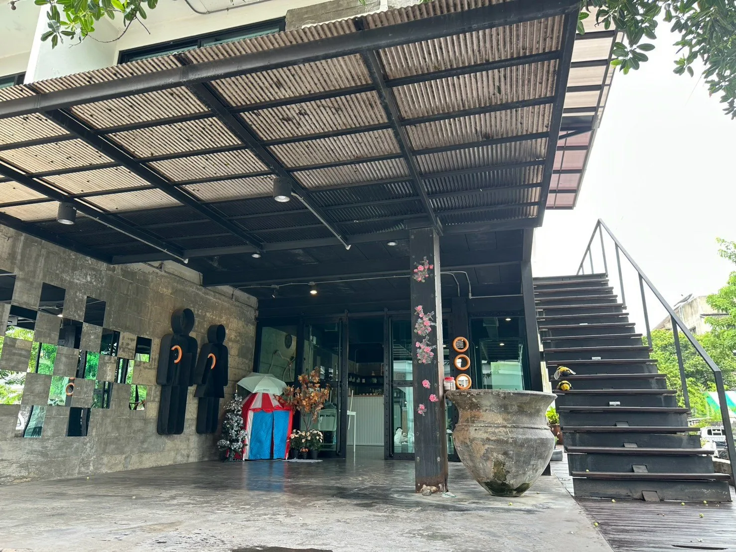 BANA Cafe: ทางเข้าร้าน BANA Cafe