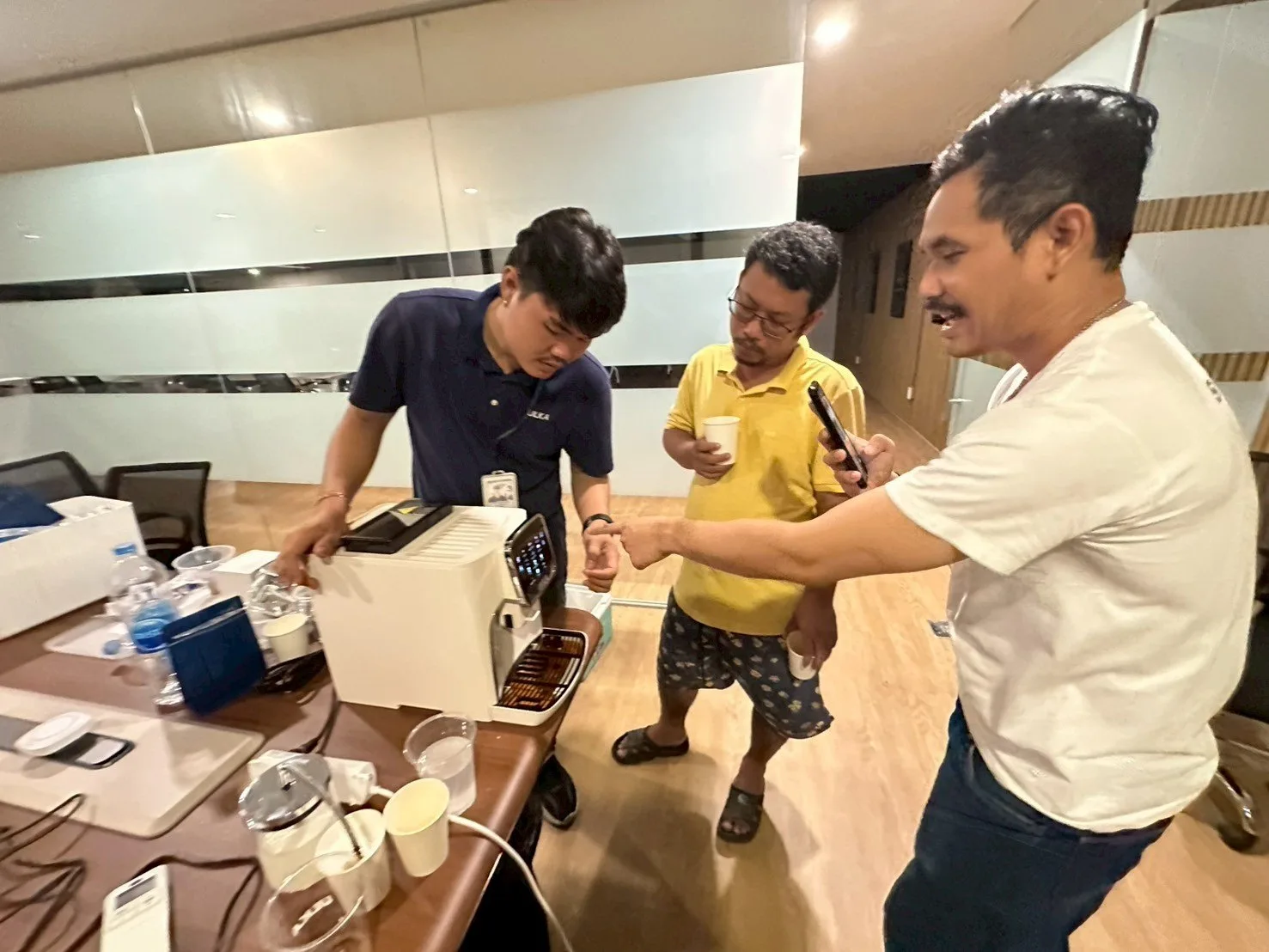 Bitzer Refrigeration: ทีมงานอธิบายบริเวณเครื่องชงกาแฟ
