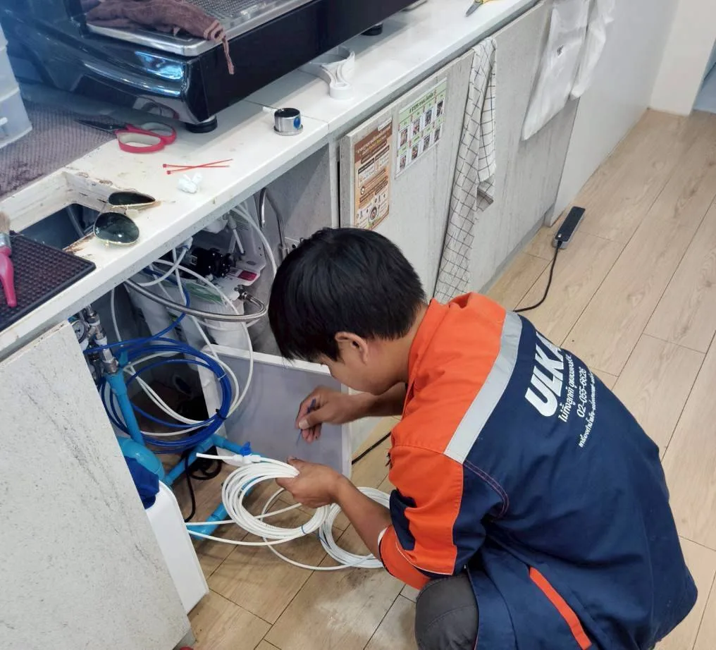 ร้านอินทนิล อ.แปลงยาว จ.ฉะเชิงเทรา: ช่างทำงานบริเวณใต้เคาน์เตอร์