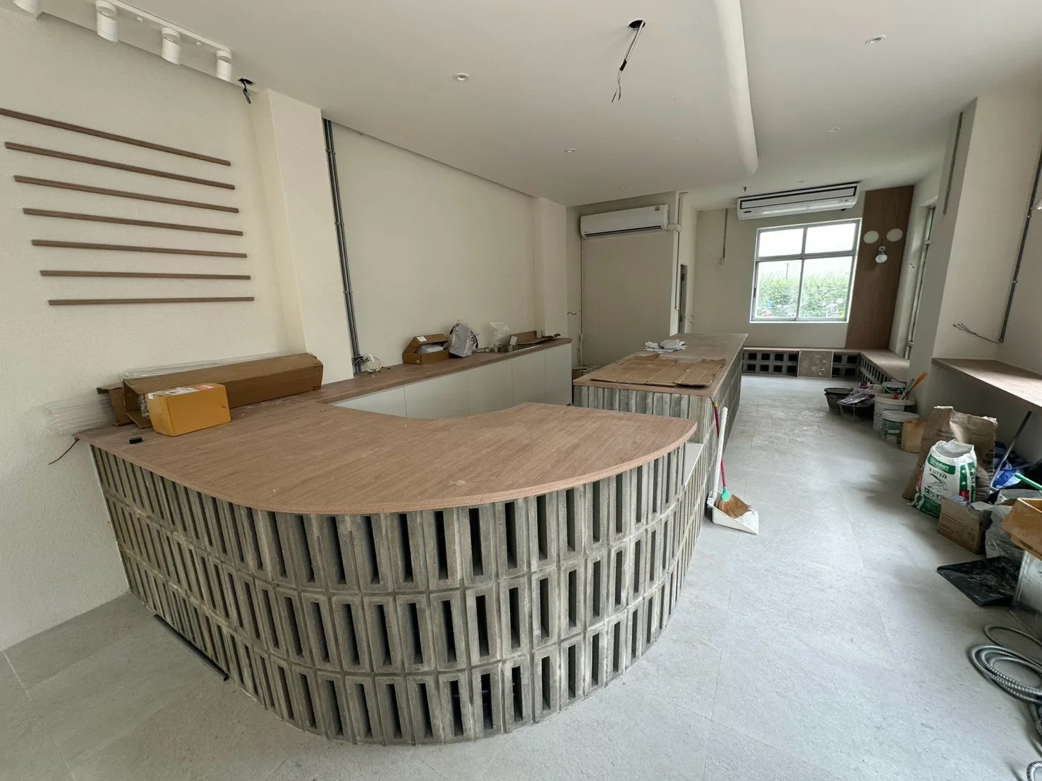 KICHI Sushi: พื้นที่ภายในร้านก่อนจัดวางเครื่อง