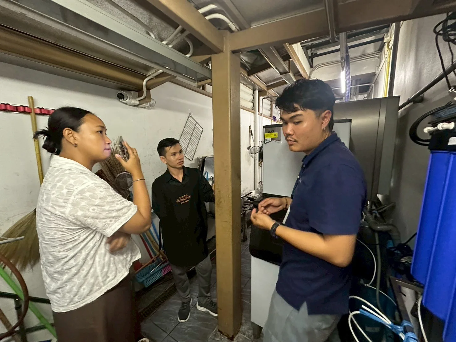 ร้านเกี๊ยวหนองบัว: ทีมช่างและผู้ใช้งานบริเวณเครื่อง