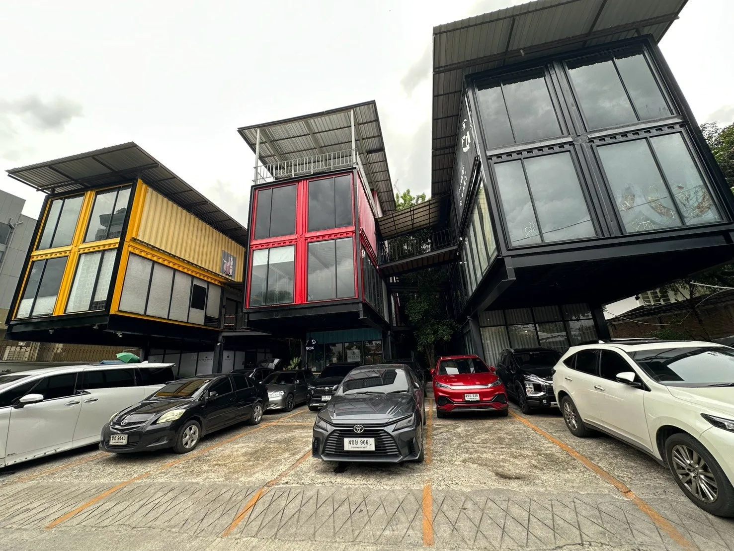 KIND Cafe: อาคารและพื้นที่ร้านจากภายนอก