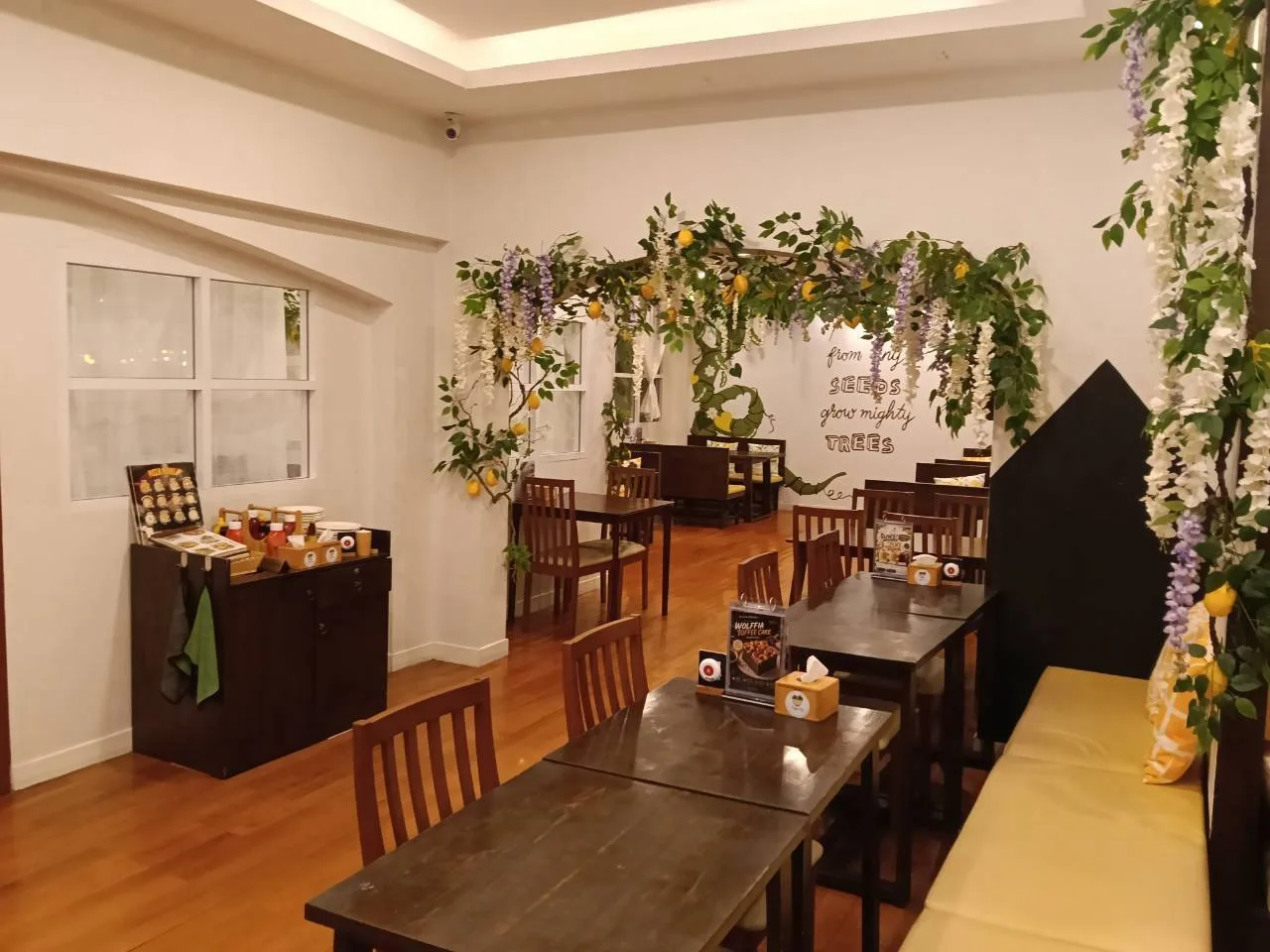 กินผักกัน CAFE: พื้นที่ภายในกินผักกัน CAFE