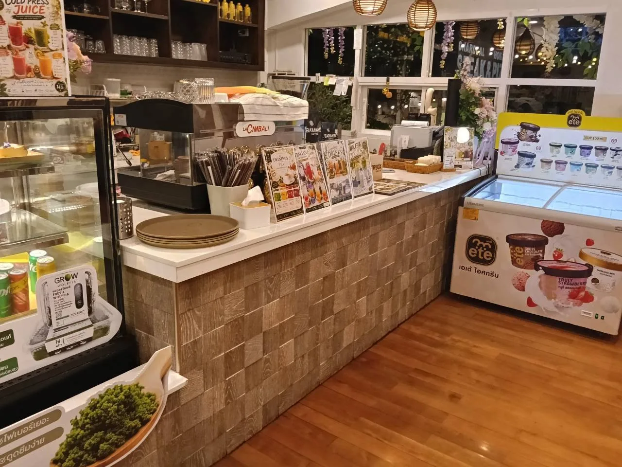 กินผักกัน CAFE: พื้นที่เคาน์เตอร์และอุปกรณ์ในร้าน