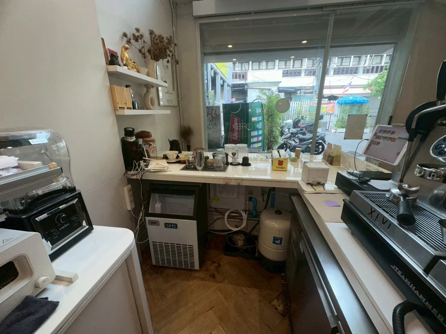 LUA Cafe: ตัวเครื่องในพื้นที่ใต้เคาน์เตอร์