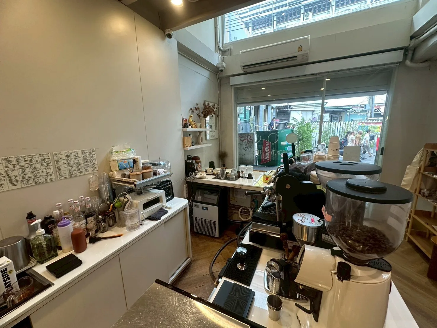 LUA Cafe: ภาพรวมเคาน์เตอร์และจุดใช้งาน
