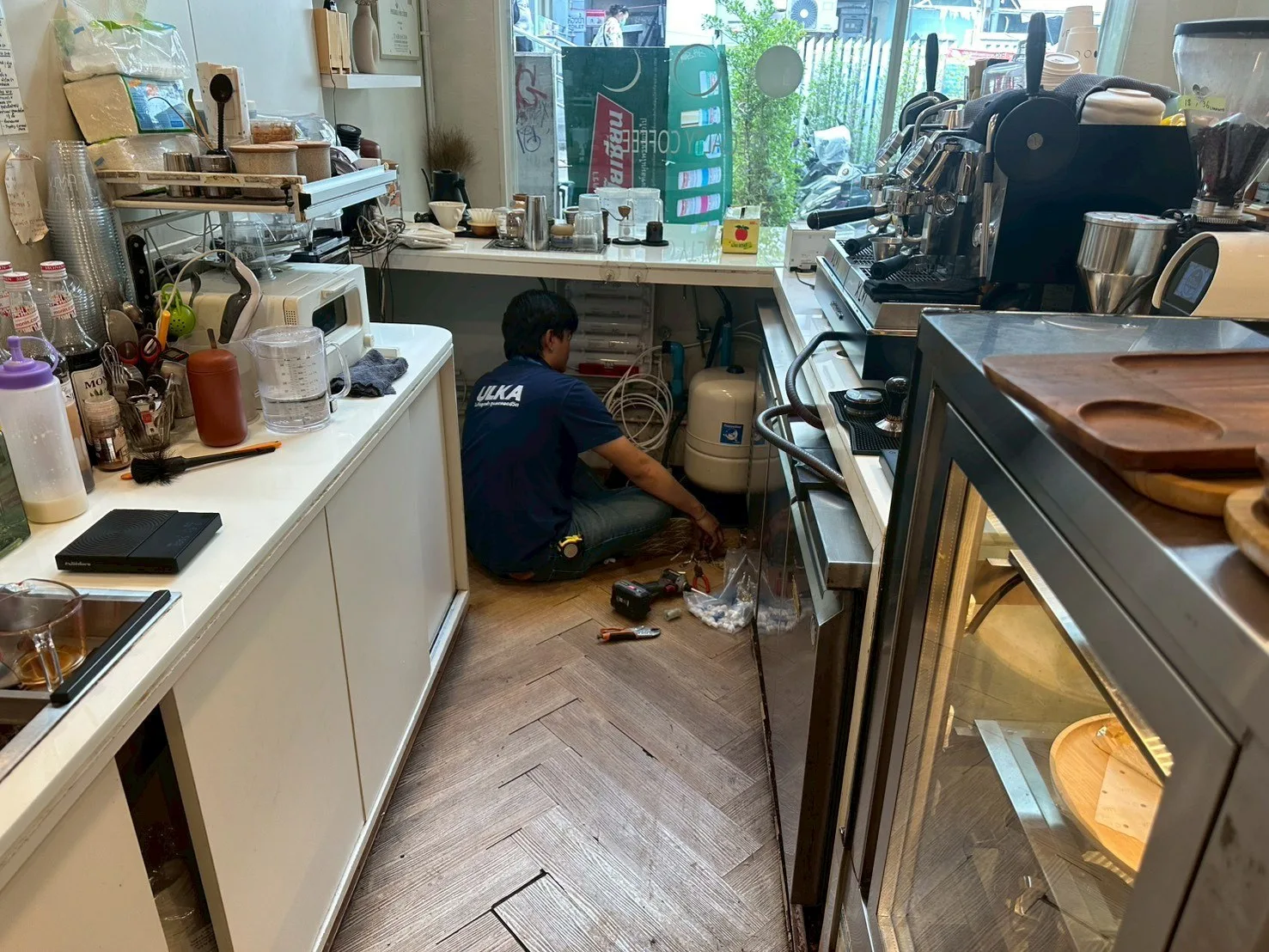 LUA Cafe: ช่างทำงานใต้เคาน์เตอร์ในจุดติดตั้ง