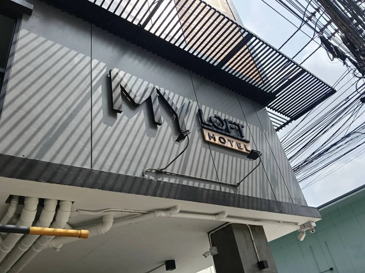 โรงแรมมายลอฟ: ภายนอกโรงแรมที่เข้าติดตั้ง