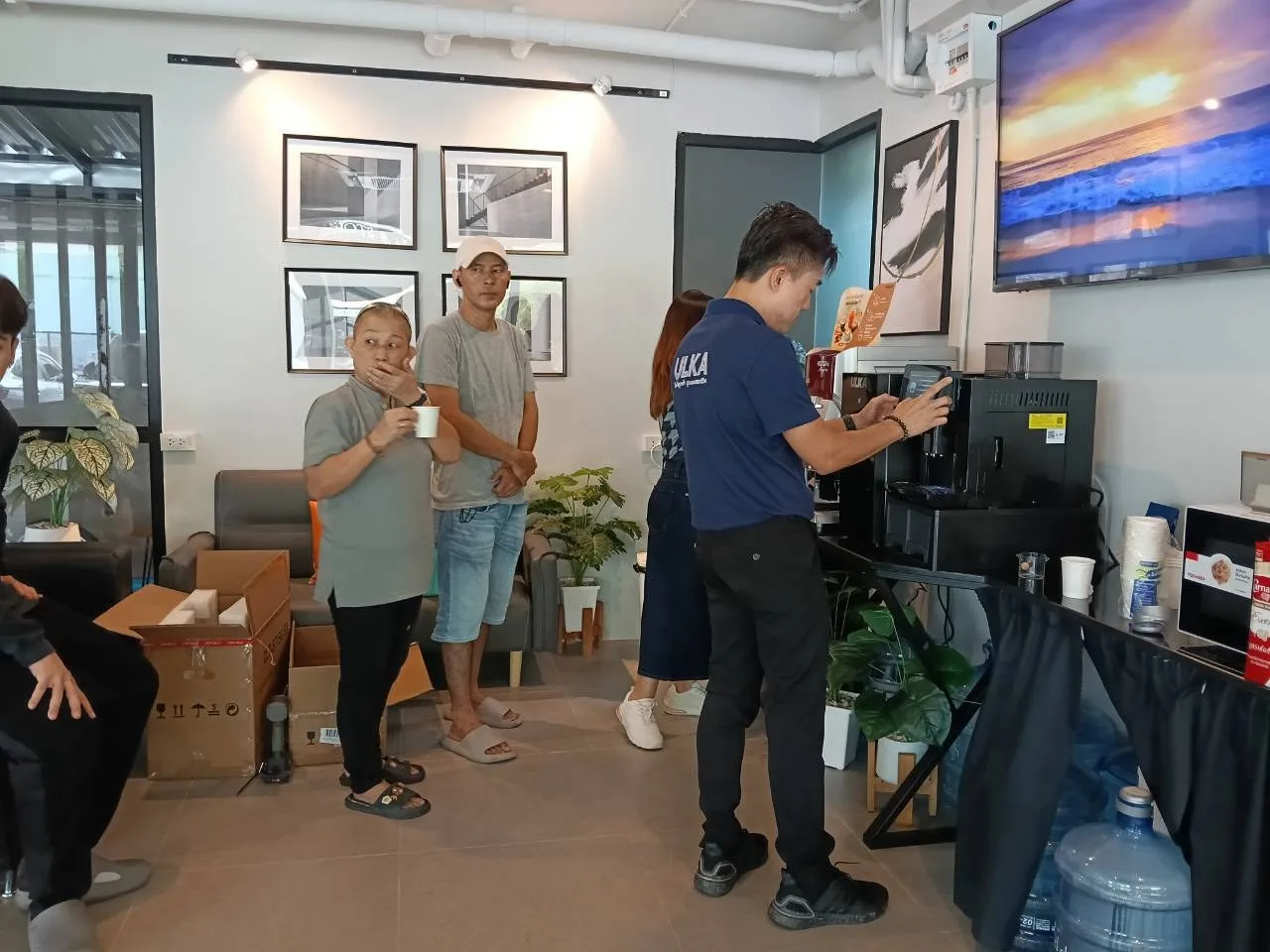 โรงแรมมายลอฟ: ทีมงานและผู้ใช้งานบริเวณเคาน์เตอร์