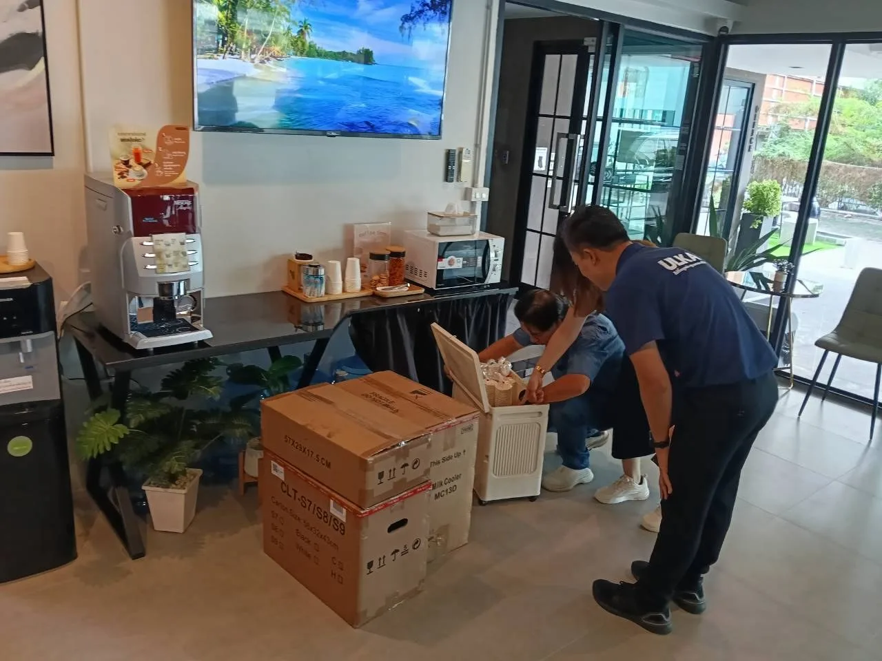 โรงแรมมายลอฟ: ทีมช่างเปิดกล่องอุปกรณ์บริเวณเคาน์เตอร์