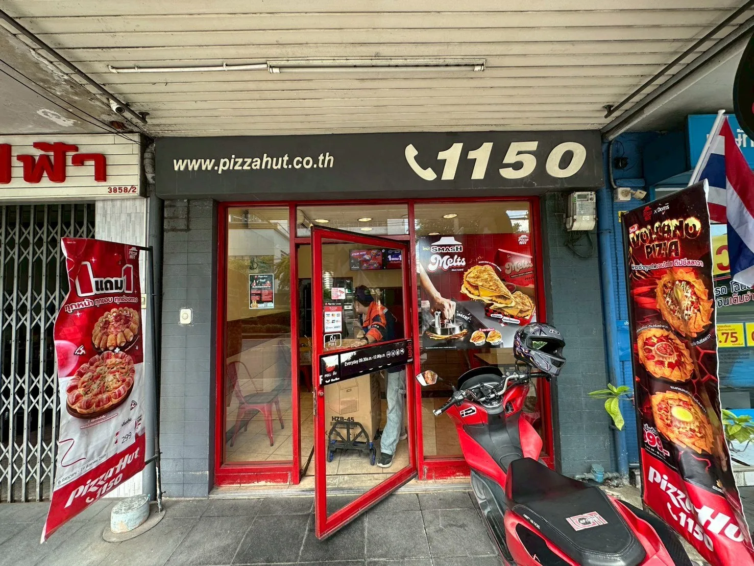 Pizza Hut สาขาพระราม 4: หน้าร้าน Pizza Hut ที่เข้าติดตั้ง