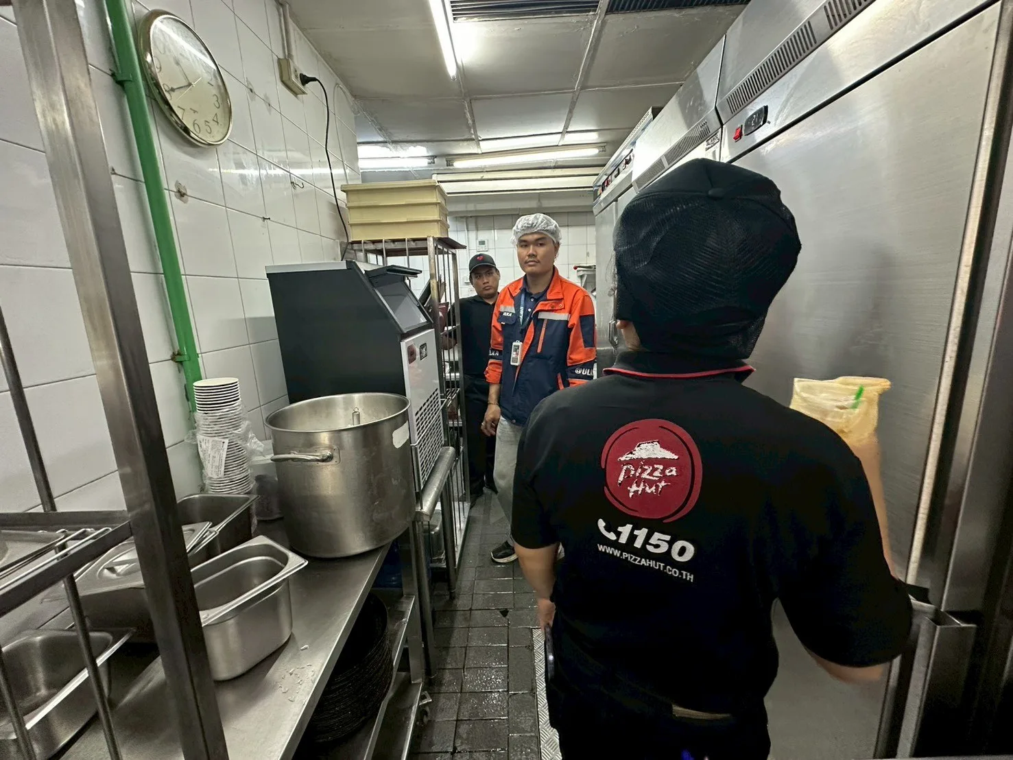 Pizza Hut สาขาพระราม 4: ทีมช่างบริเวณจุดติดตั้งในร้าน