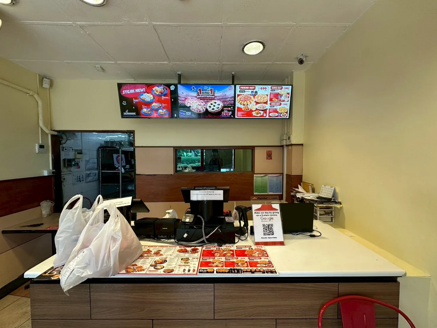 Pizza Hut สาขาพระราม 4: พื้นที่เคาน์เตอร์ด้านหน้าภายในร้าน