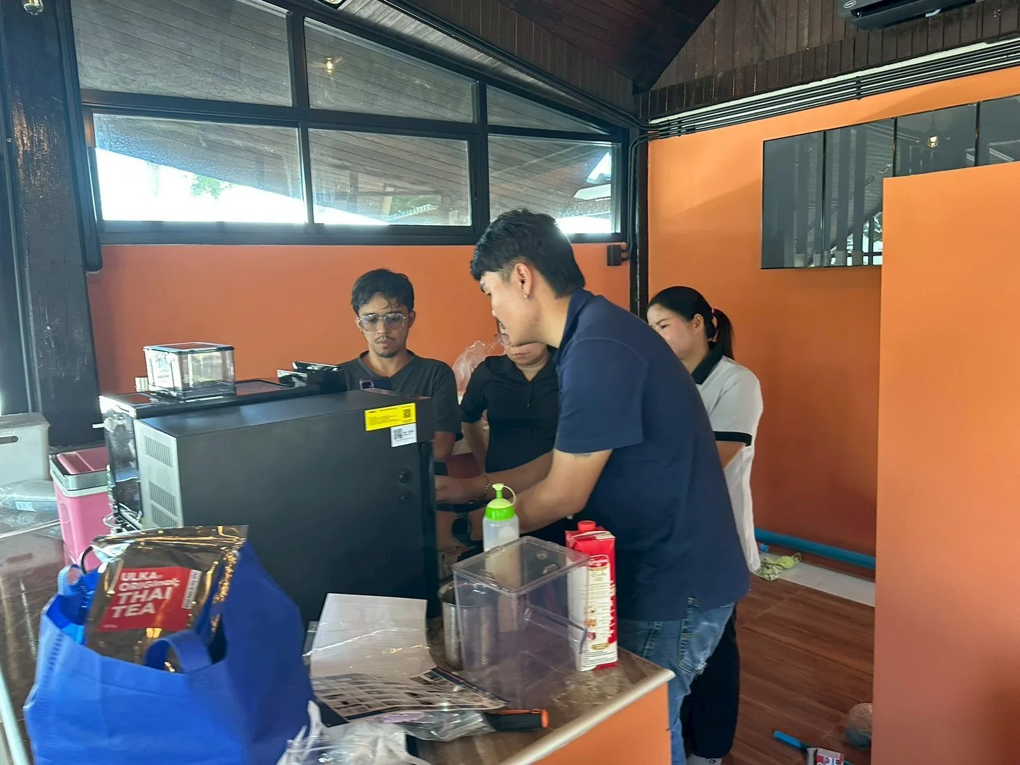 ร้านเรย์กาเด้น: ทีมช่างจัดการอุปกรณ์บริเวณเคาน์เตอร์
