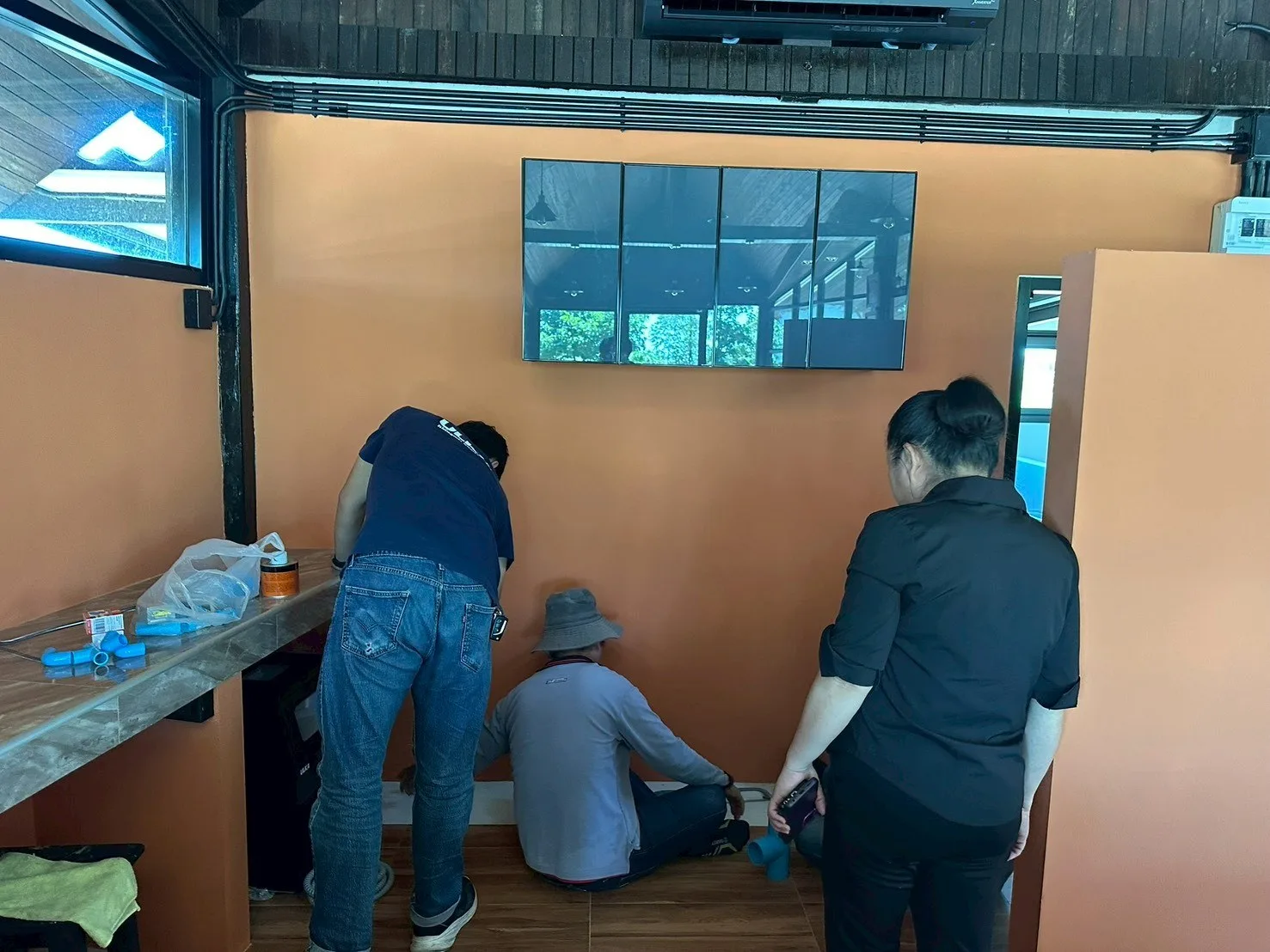 ร้านเรย์กาเด้น: ทีมทำงานบริเวณใต้เคาน์เตอร์