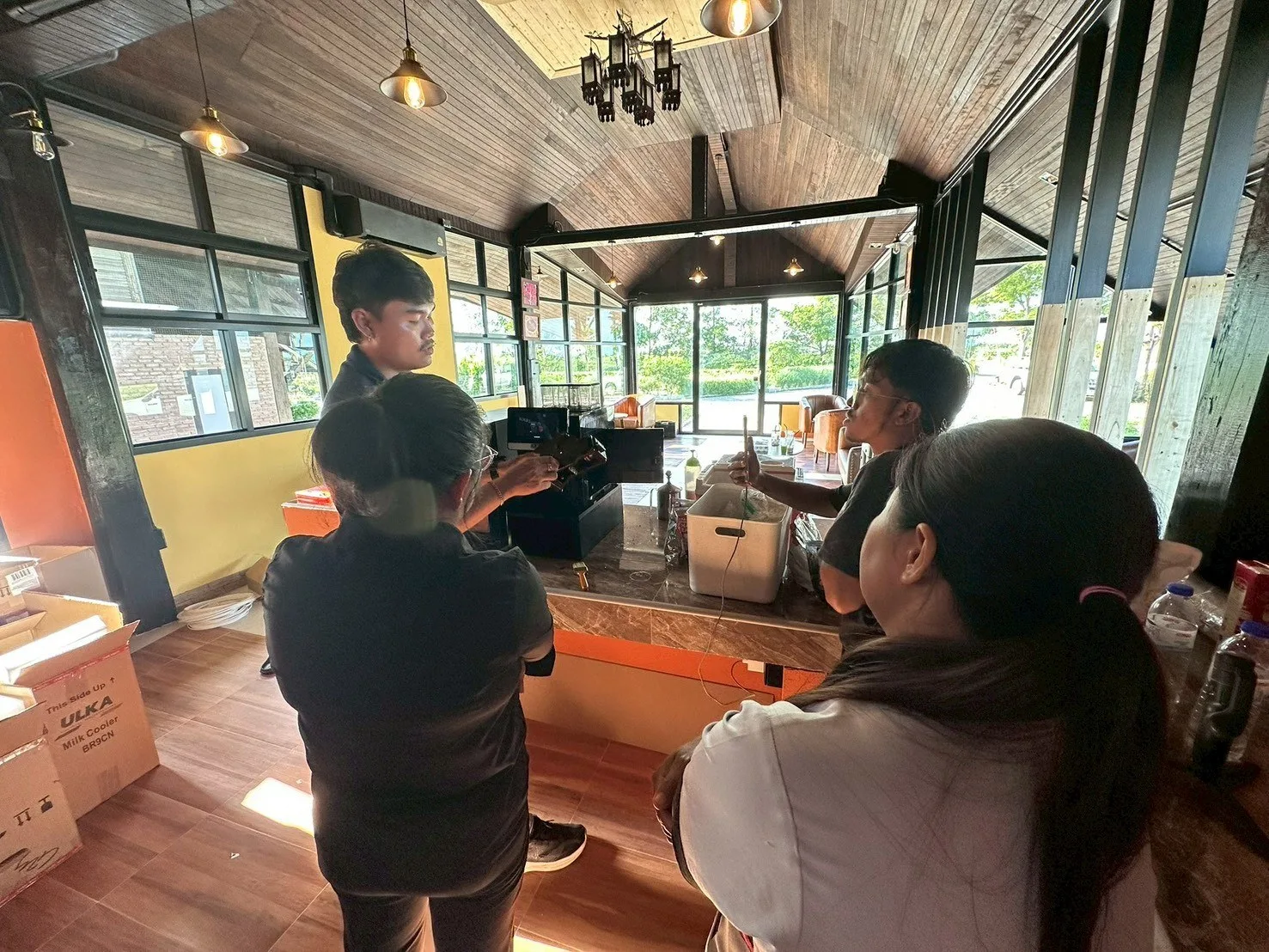 ร้านเรย์กาเด้น: ทีมช่างและผู้ใช้งานบริเวณจุดบริการ