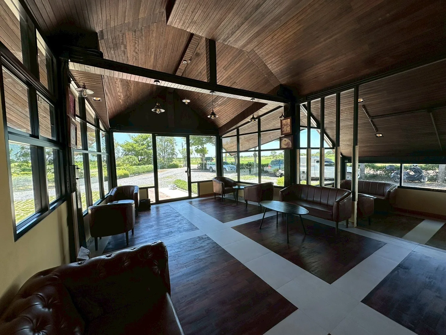 ร้านเรย์กาเด้น: บรรยากาศภายในร้านและพื้นที่เคาน์เตอร์
