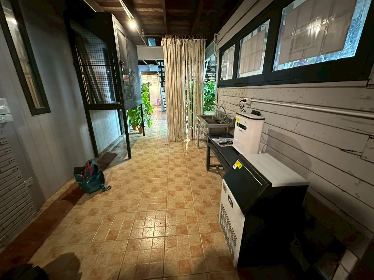 โรงเรียนสตรีมศรีบำรุง: เครื่องทำน้ำแข็งในพื้นที่ติดตั้ง