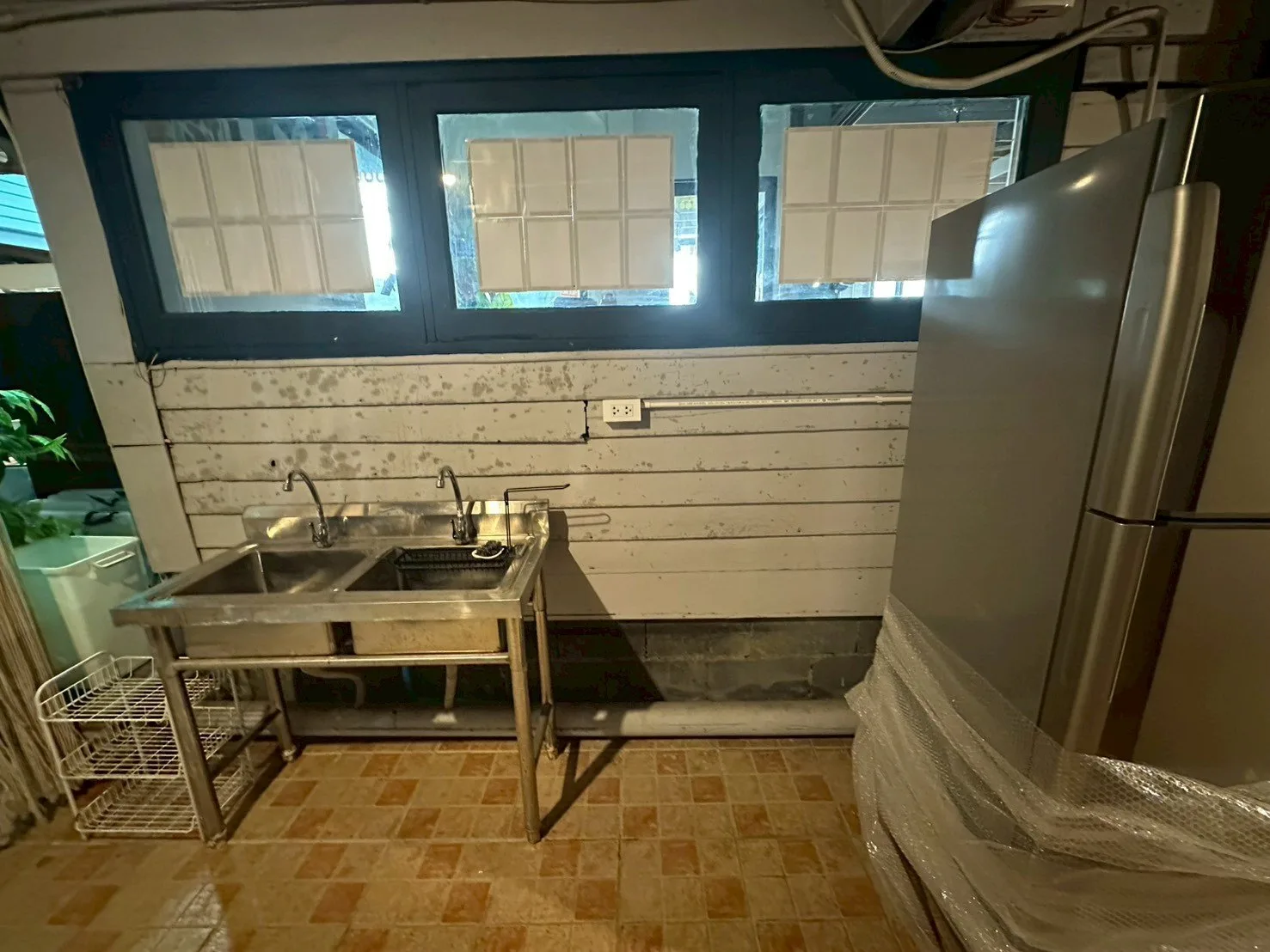 โรงเรียนสตรีมศรีบำรุง: บริเวณอ่างล้างและพื้นที่จัดวางเครื่อง
