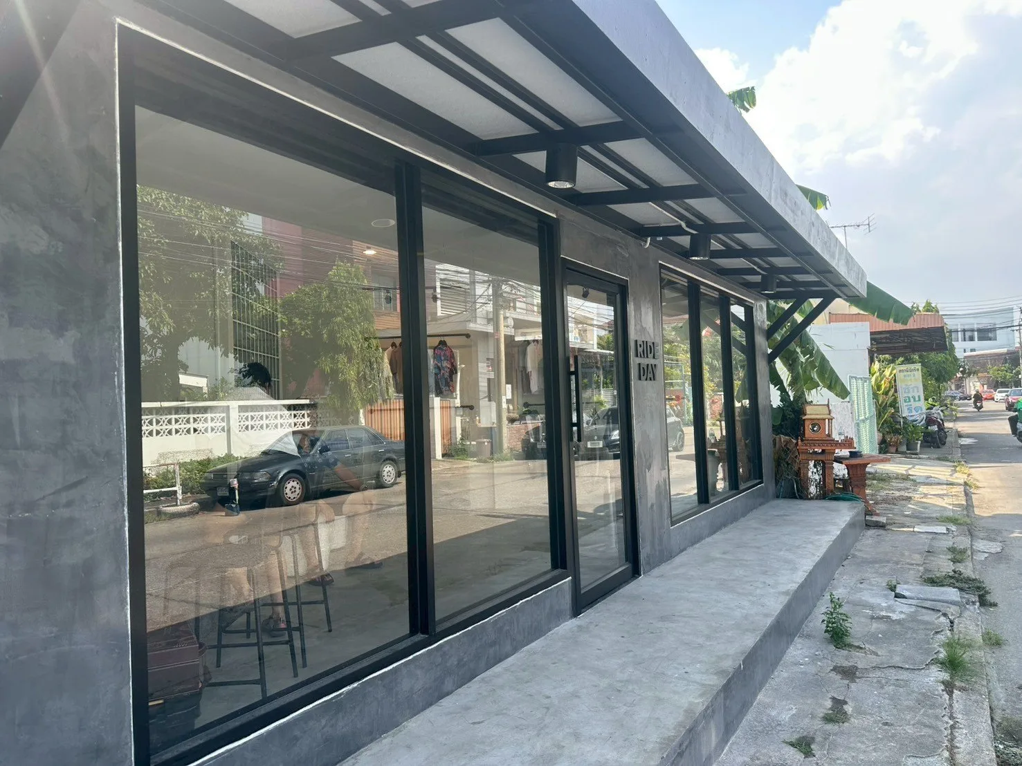 งานติดตั้งบริเวณสตรีวิทยา 2: พื้นที่ร้านจากภายนอก
