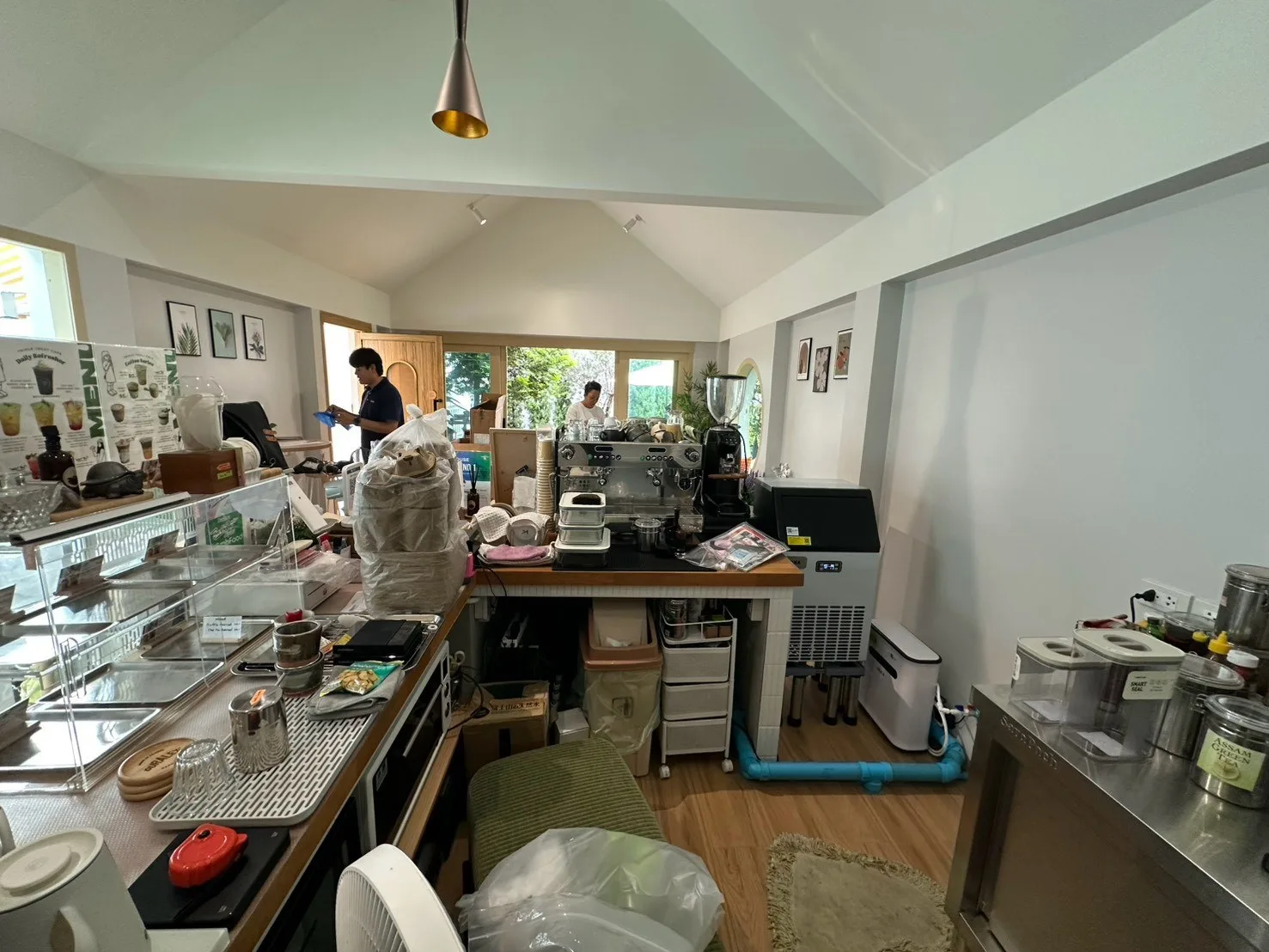 ทริปเปิลทรีท คาเฟ่: พื้นที่เคาน์เตอร์และตัวเครื่องในร้าน
