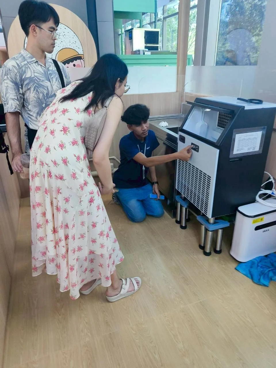 YOGUROTO สาขาห้วยขวาง: ทีมช่างและผู้ใช้งานบริเวณเครื่อง
