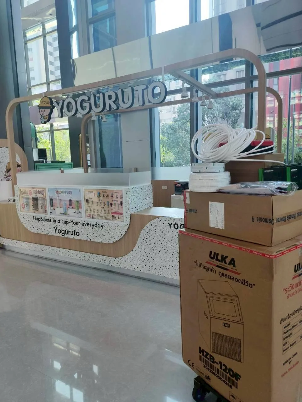 YOGUROTO สาขาห้วยขวาง: พื้นที่ร้านและกล่องอุปกรณ์ก่อนจัดเก็บ