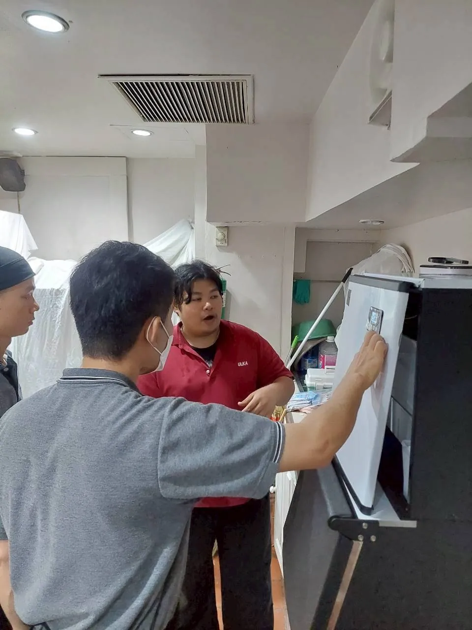 เครื่องทำน้ำแข็ง รุ่น 220F ที่ บริษัท จีเคบี แอสเซทส์ จำกัด