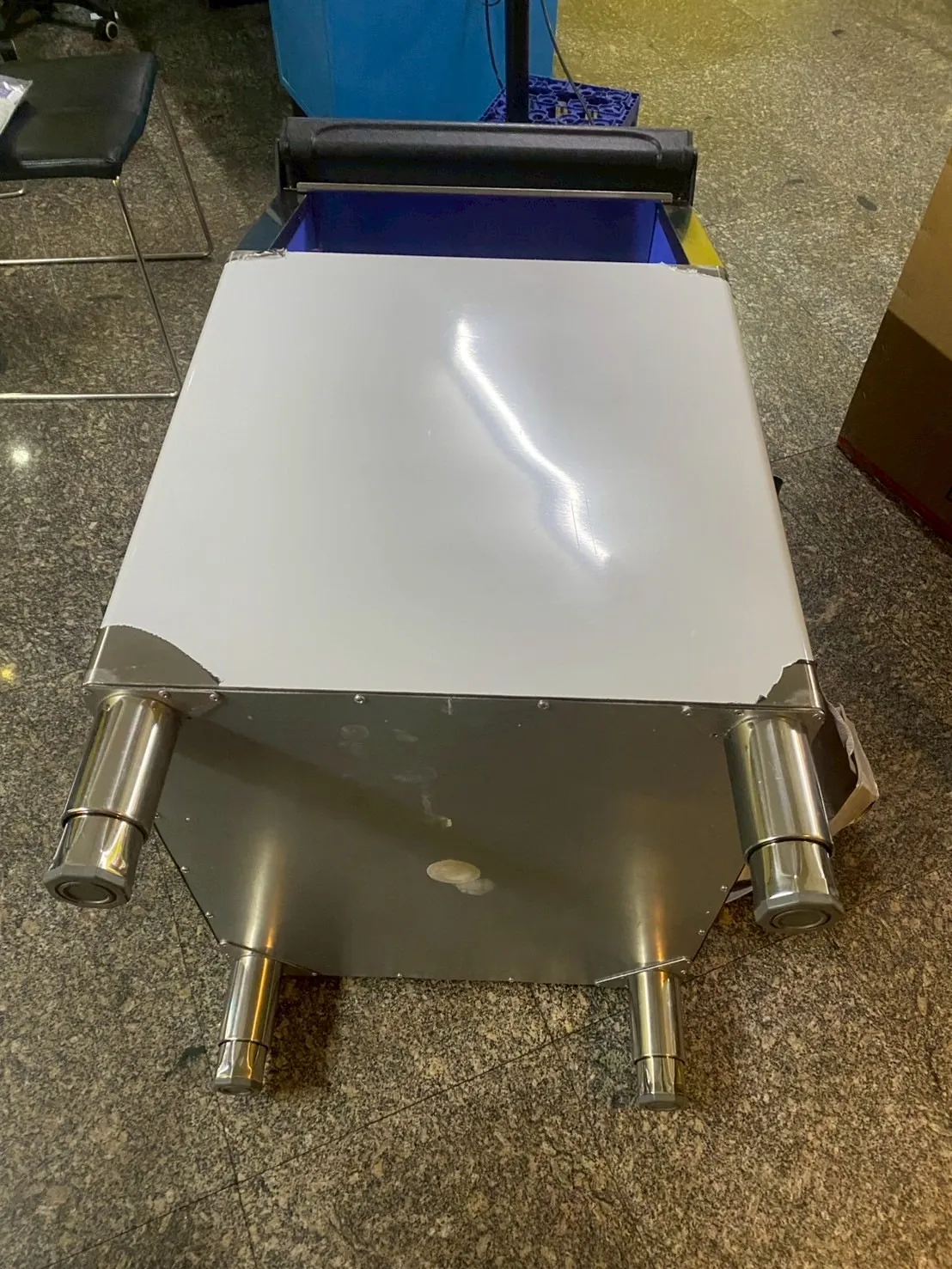 เครื่องทำน้ำแข็ง รุ่น 220F ที่ บริษัทโนอาร์เอนเทอร์เทนเมนท์ จำกัด ภาพหน้างาน 1