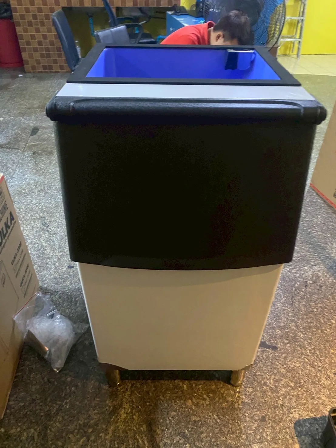 เครื่องทำน้ำแข็ง รุ่น 220F ที่ บริษัทโนอาร์เอนเทอร์เทนเมนท์ จำกัด