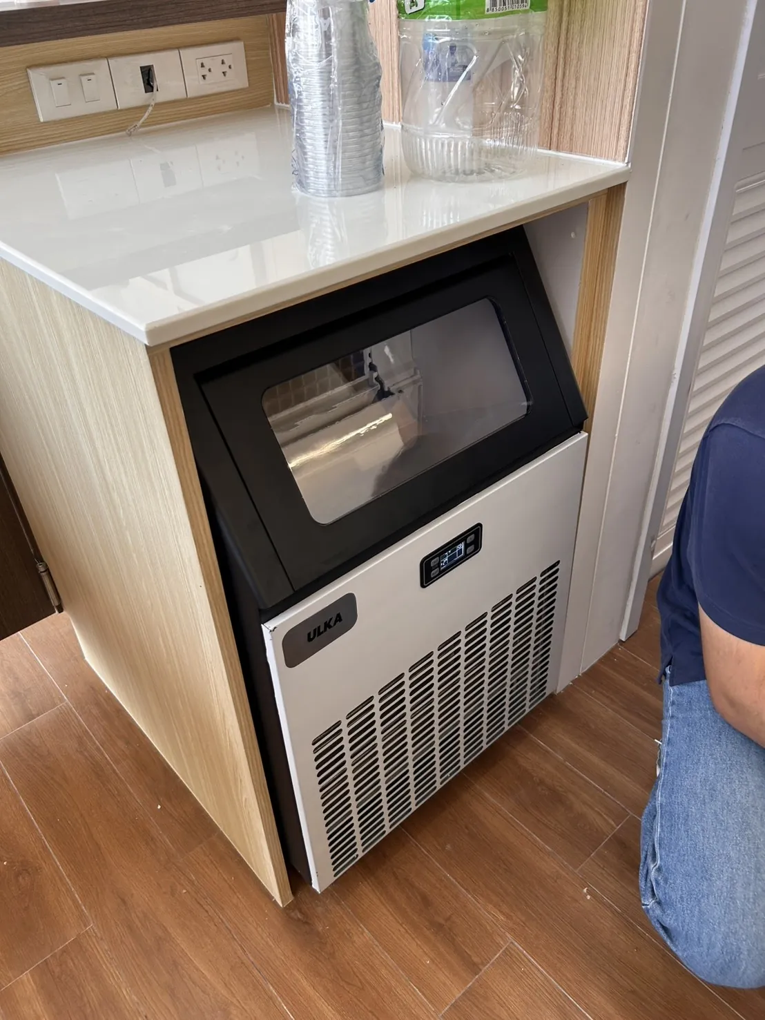เครื่องทำน้ำแข็ง รุ่น 120F ที่ อ้วน จูนเนอร์