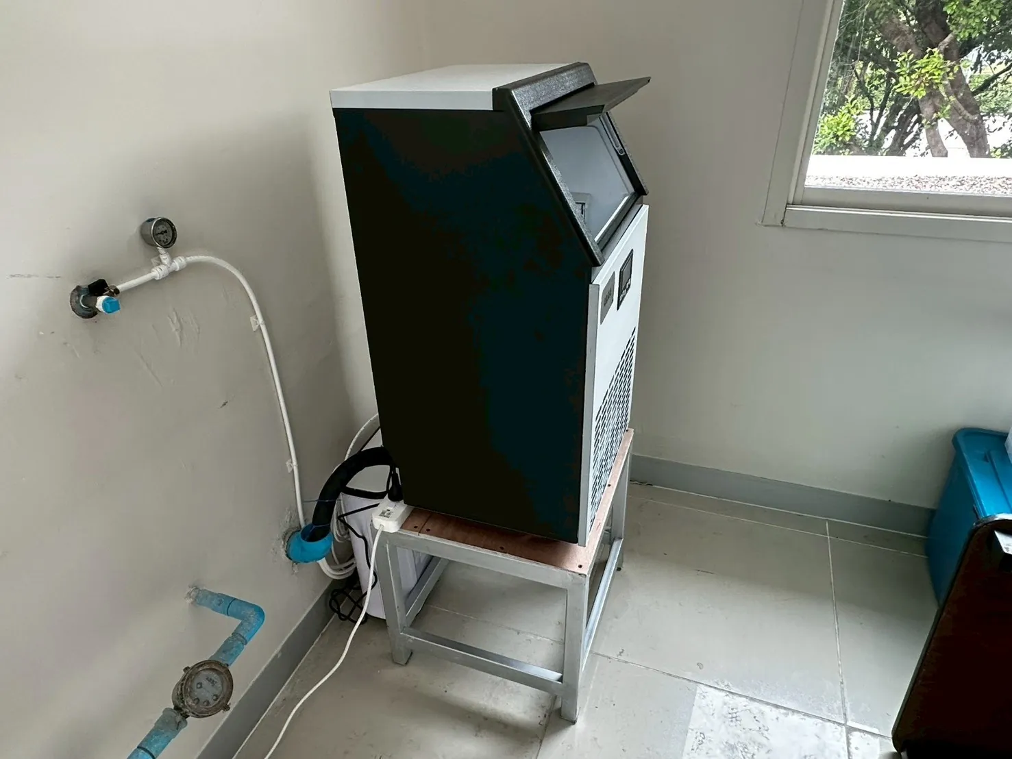 เครื่องทำน้ำแข็ง รุ่น 45M ที่ โรงอาหารวิทยาลัยนอร์ทกรุงเทพ รังสิต ภาพหน้างาน 2