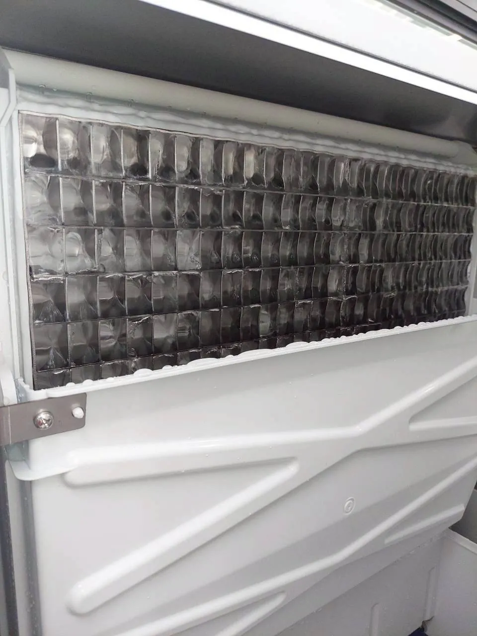 เครื่องทำน้ำแข็ง รุ่น 350F ที่ บริษัท รุ่งเรืองกิจบ้านโป่ง จำกัด ภาพหน้างาน 2