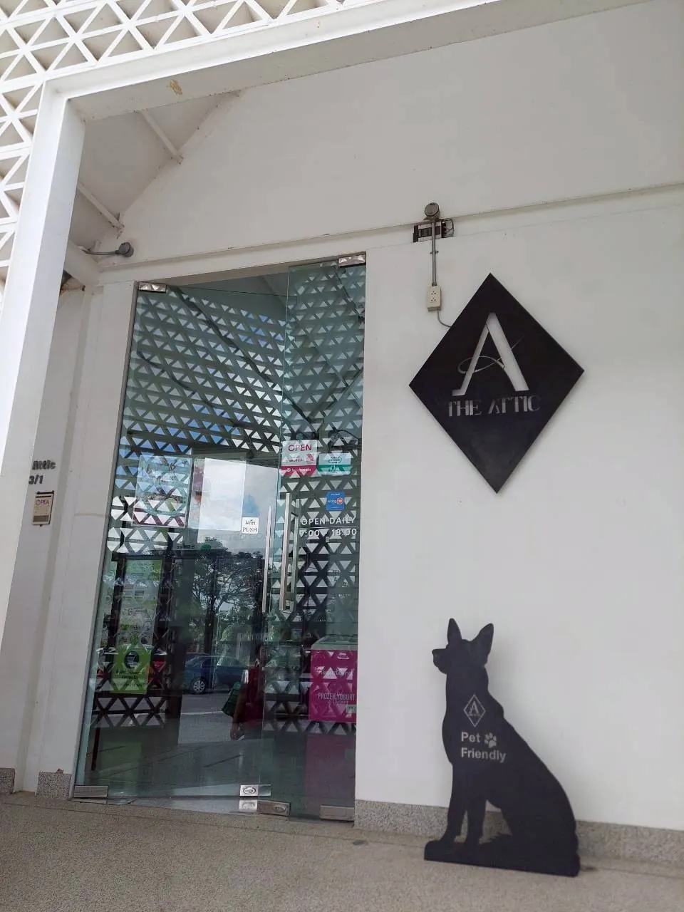 เครื่องทำน้ำแข็ง รุ่น 120F ที่ The Attic ดิ แอตติค ภาพหน้างาน 7