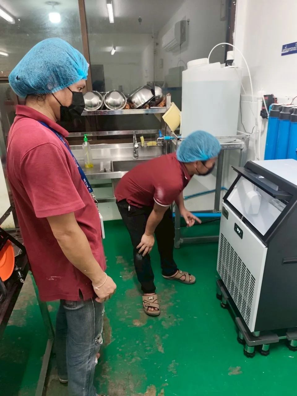 เครื่องทำน้ำแข็ง รุ่น 120F ที่ บริษัท ตาหยอง เบเกอรี่ จำกัด ภาพหน้างาน 2