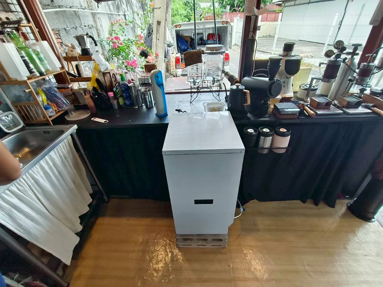 Coffee and Beer — ภาพหน้างานติดตั้งเครื่องทำน้ำแข็ง 2