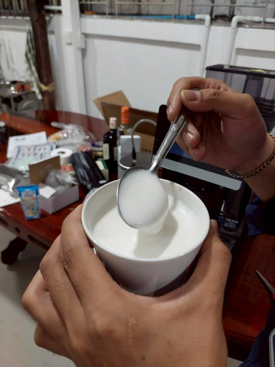บริษัท ยูไนเต็ดเกรซ จำกัด — ภาพหน้างานติดตั้งเครื่องชงกาแฟ 3